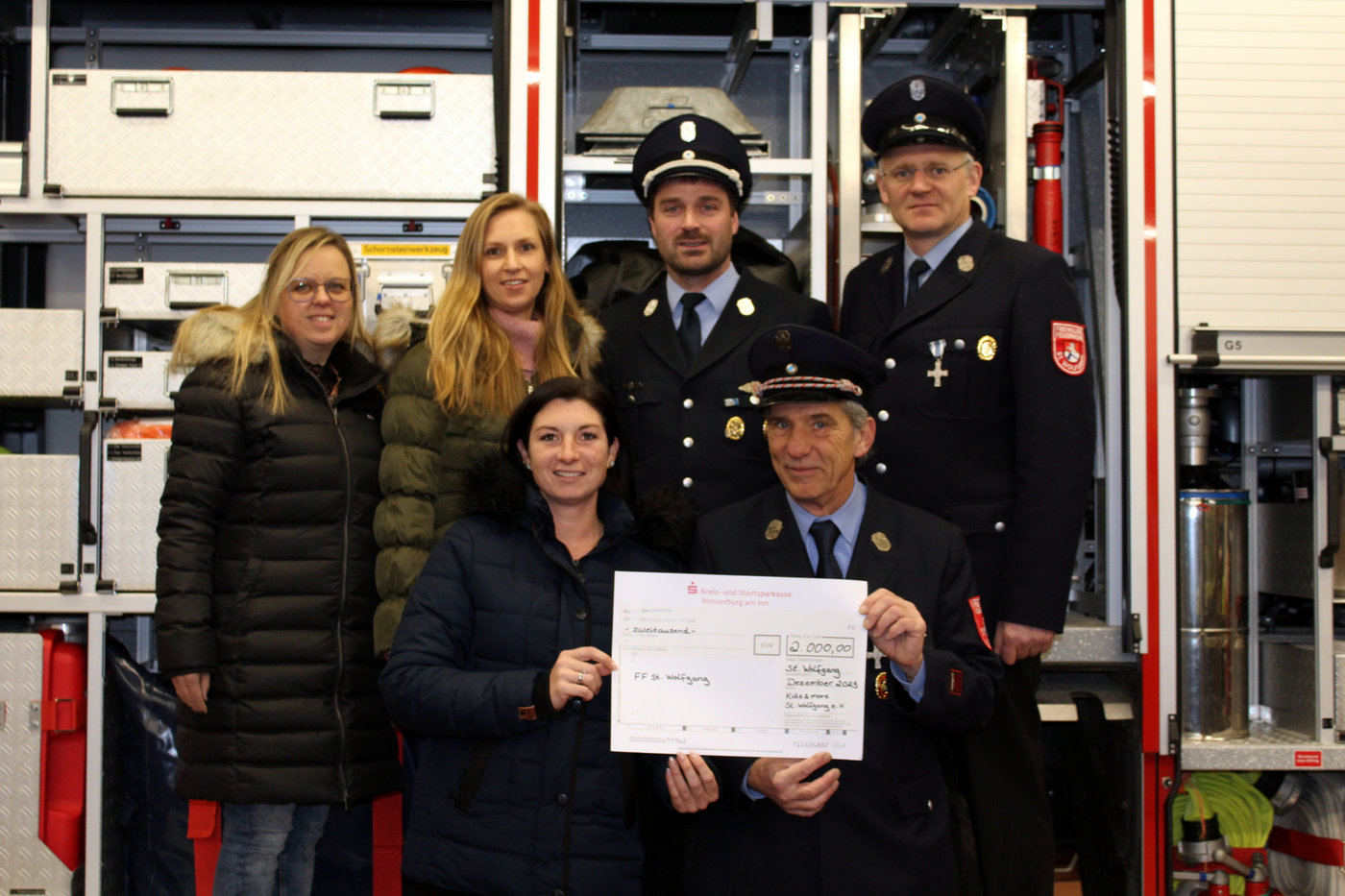 Scheckübergabe über 2.000 Euro an die Feuerwehr St. Wolfgang