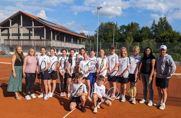 Die Tennisjugend des TSV St. Wolfgang mit Vertreterinnen von Kids and more auf dem Tennisplatz